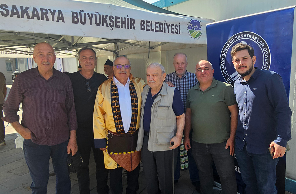 Suat Artan, çalışma arkadaşları ve dostları ile